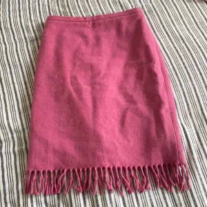Beautiful BCBGMAXAZRIA pink wool blend midi skirt with fringe detail