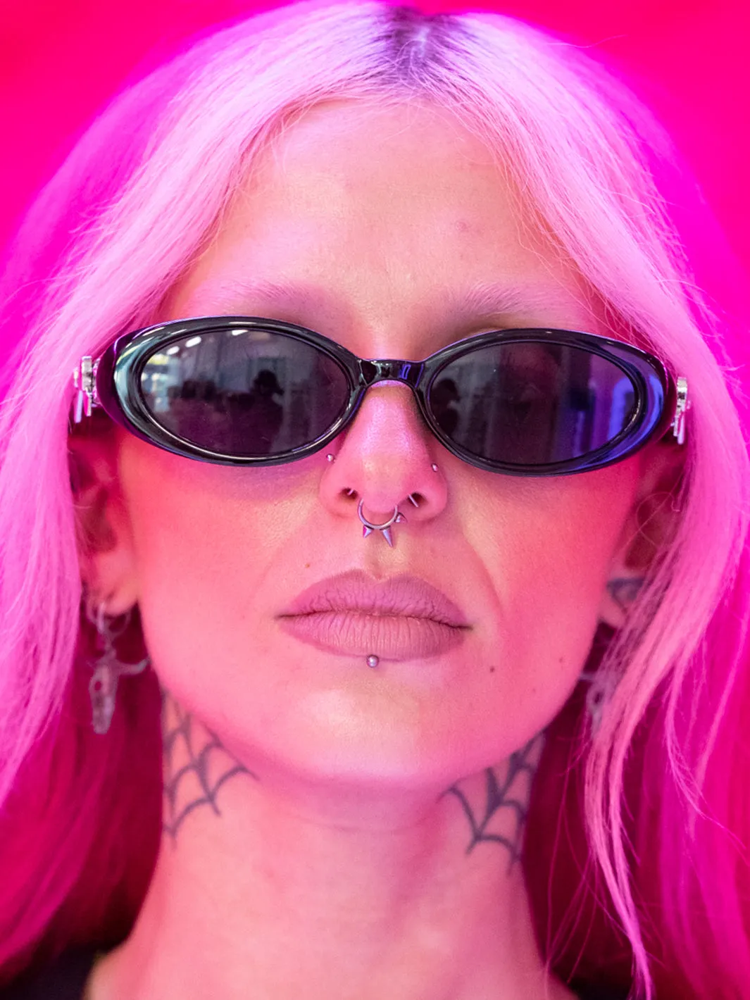 DEMURE SHADES - BLACK