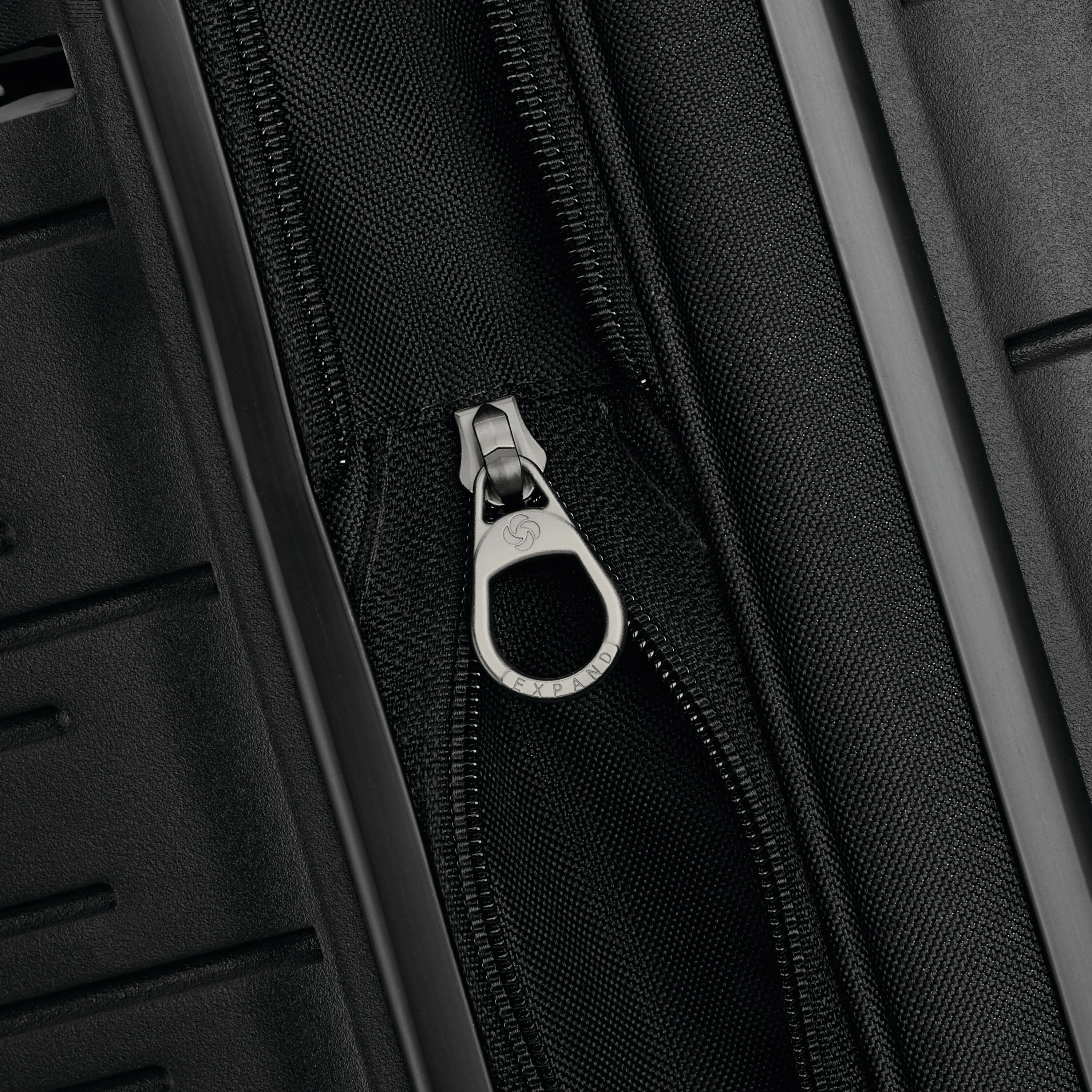 Elevation Plus Large Spinner Luggage