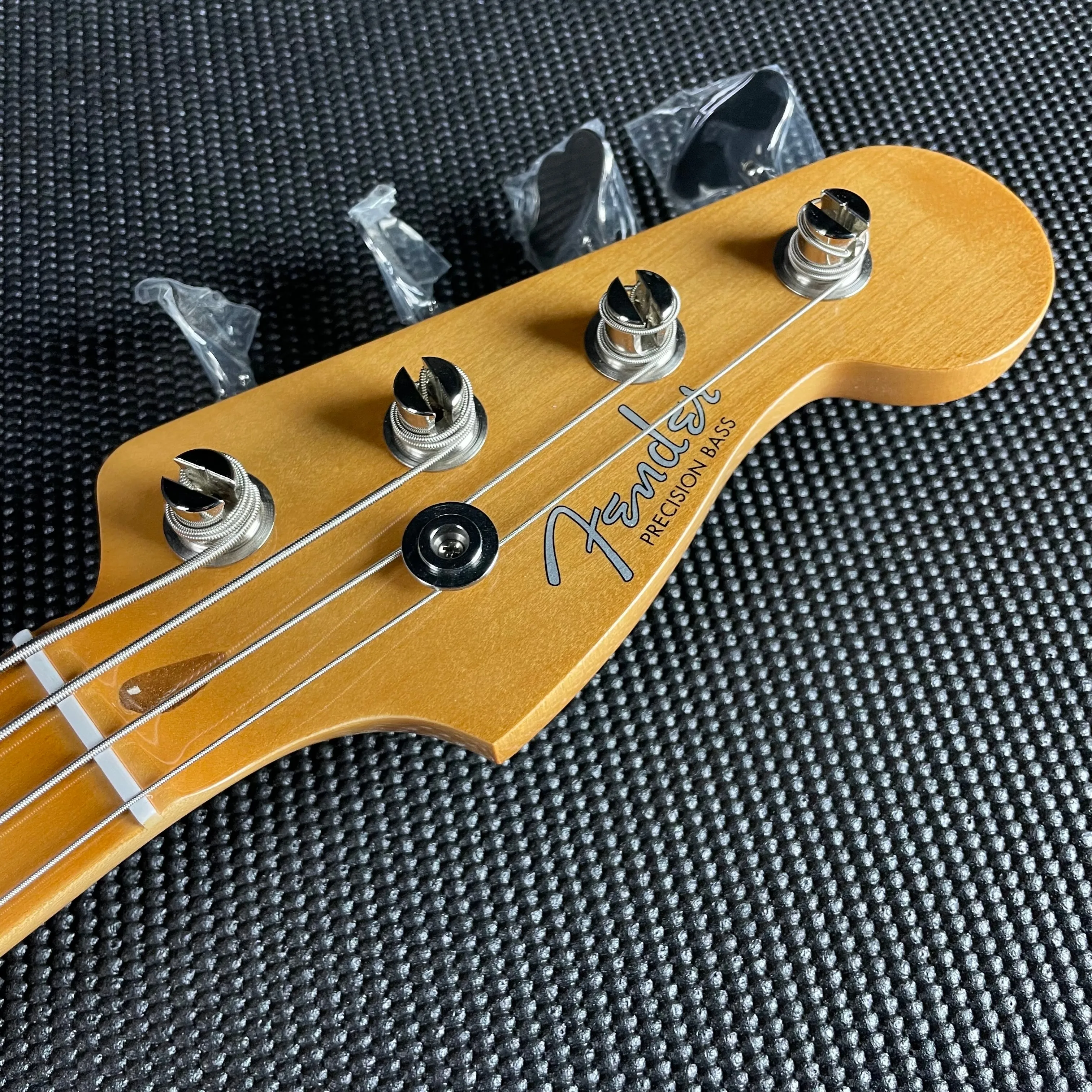Fender Vintera II '50s Precision Bass, Maple Fingerboard- Desert Sand (MX23117308)