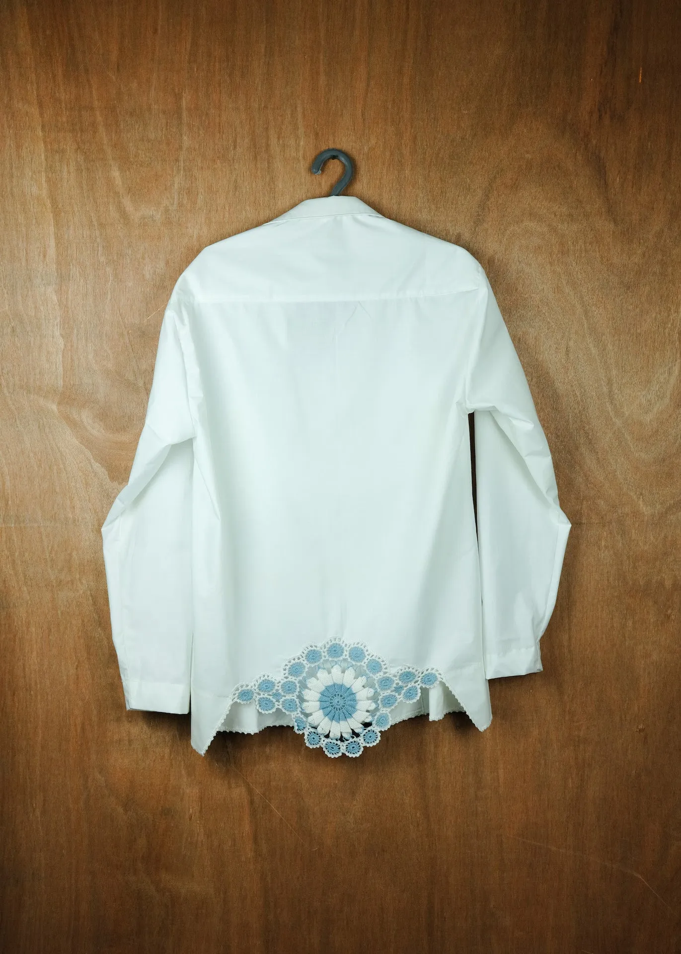 The Blue Crochet shirt - M