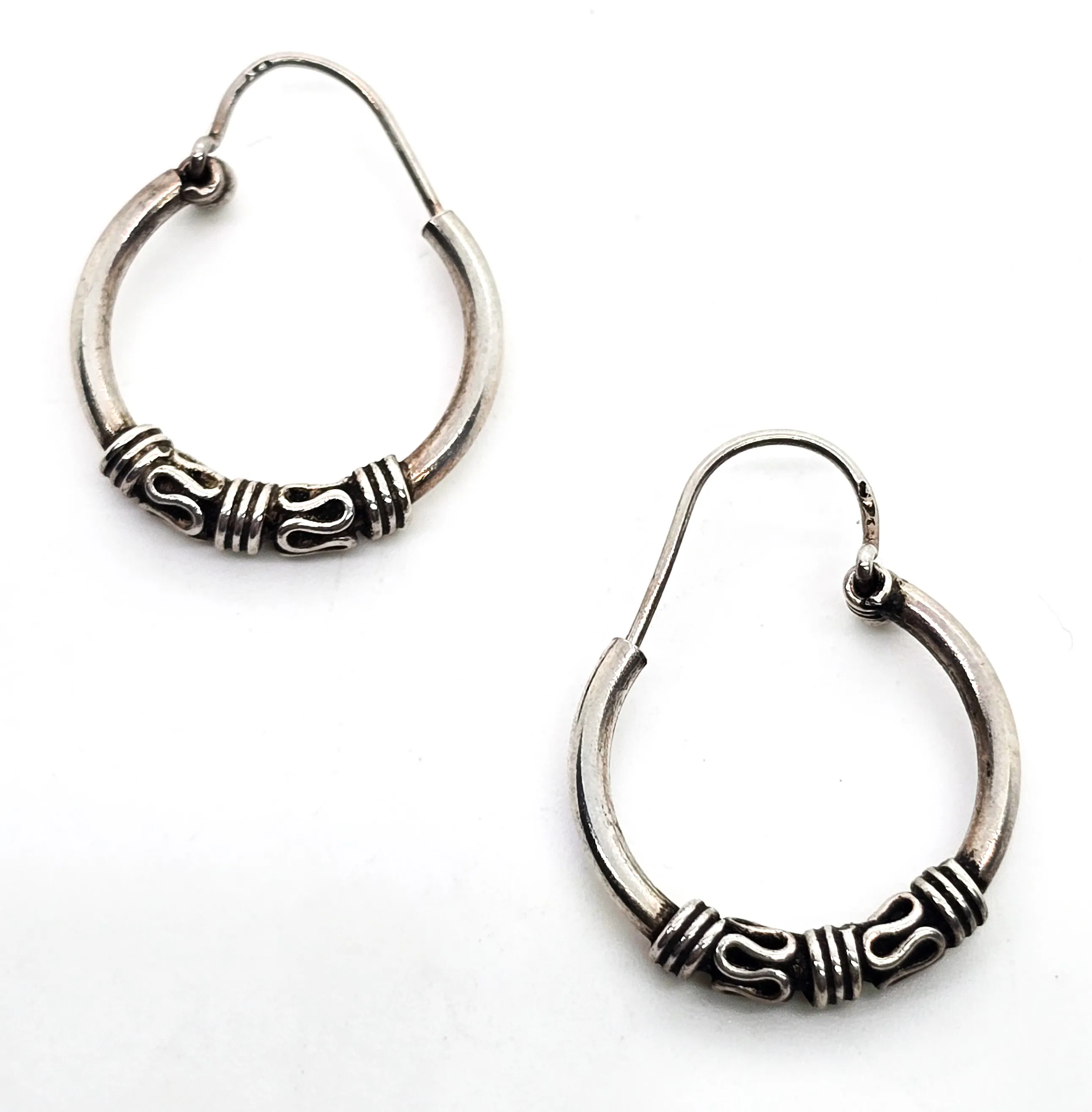 Tribal Balinese small petite sterling silver internal thread vintage hoop earrings