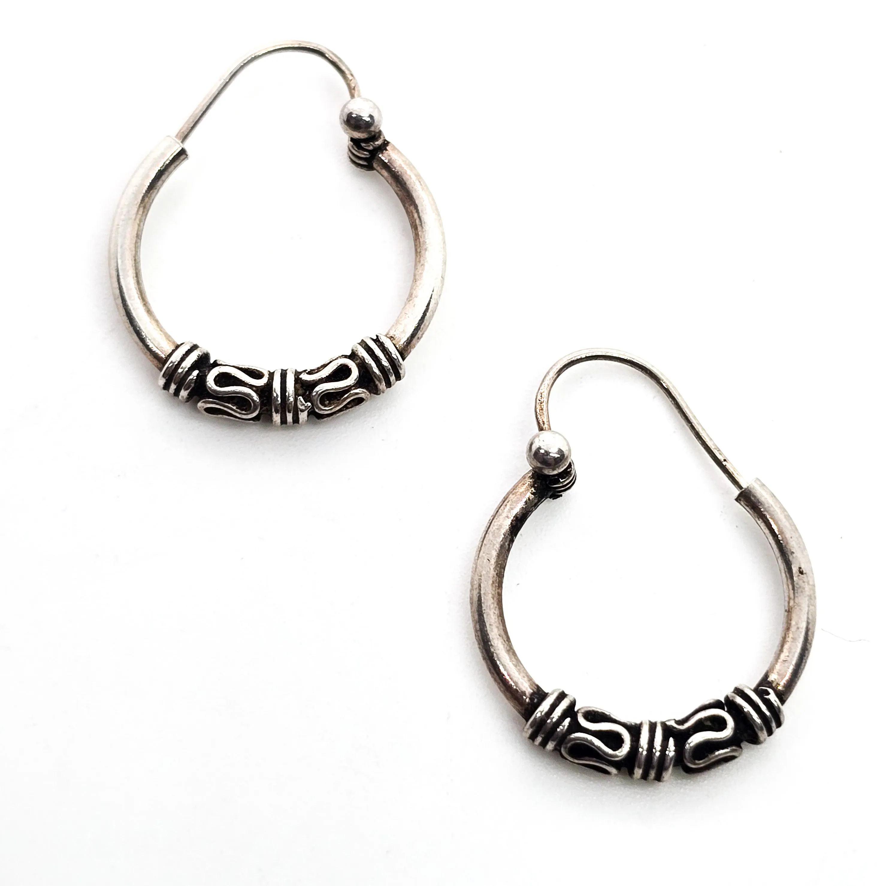 Tribal Balinese small petite sterling silver internal thread vintage hoop earrings