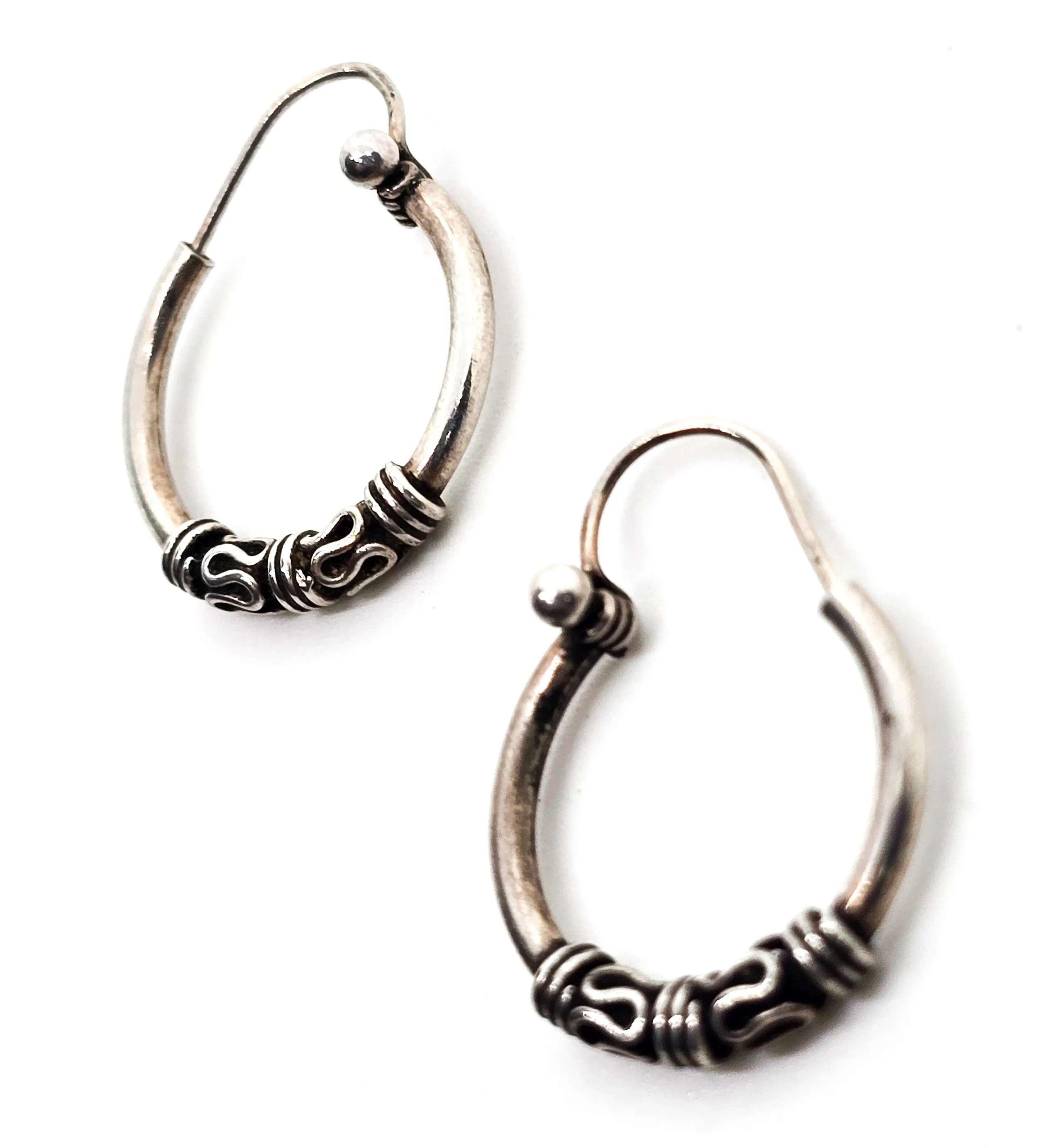 Tribal Balinese small petite sterling silver internal thread vintage hoop earrings