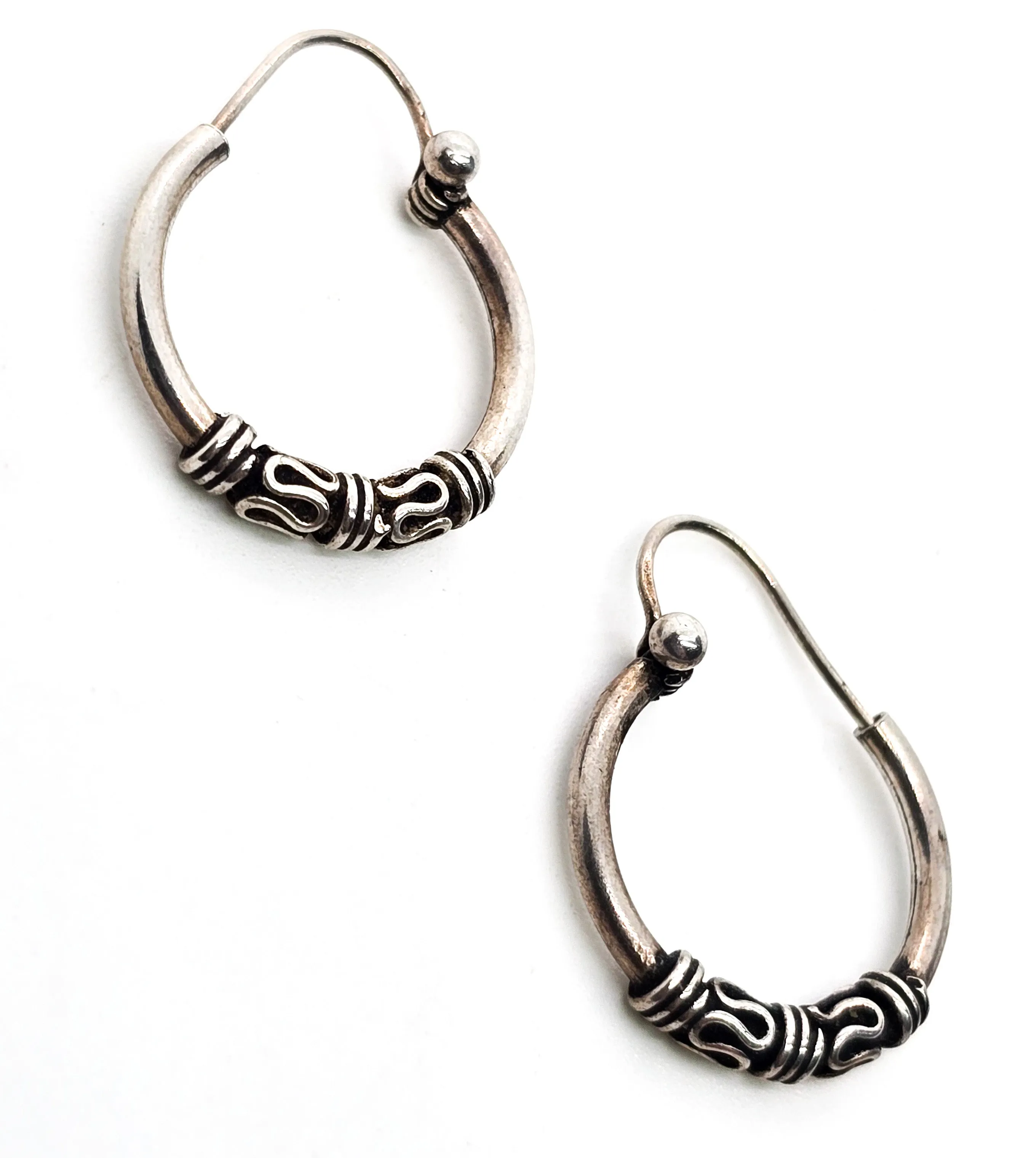 Tribal Balinese small petite sterling silver internal thread vintage hoop earrings