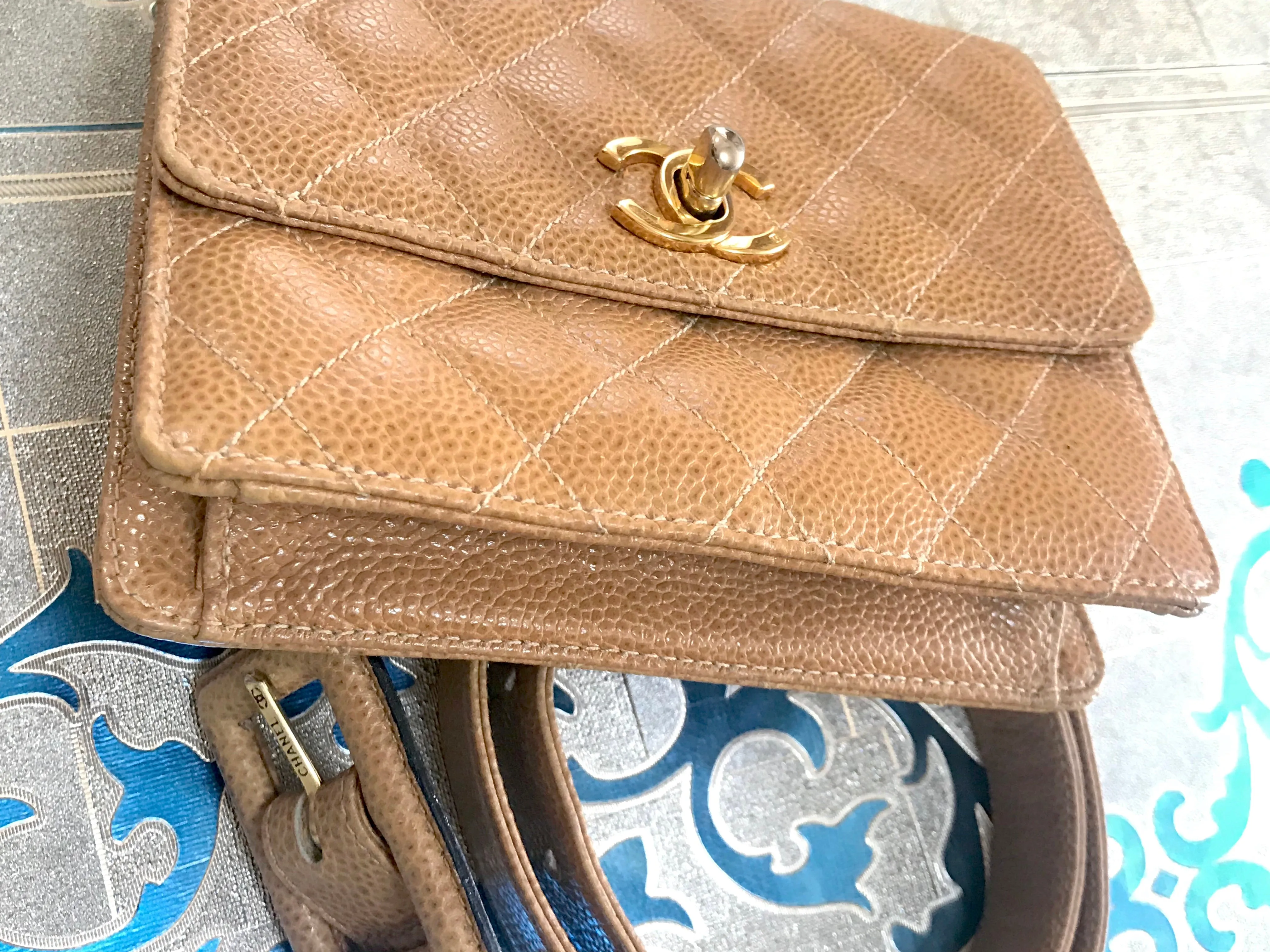 Vintage CHANEL beige brown caviarskin waist purse, hip bag, fanny pack with golden CC mark. Classic 2.55 design. R0410112