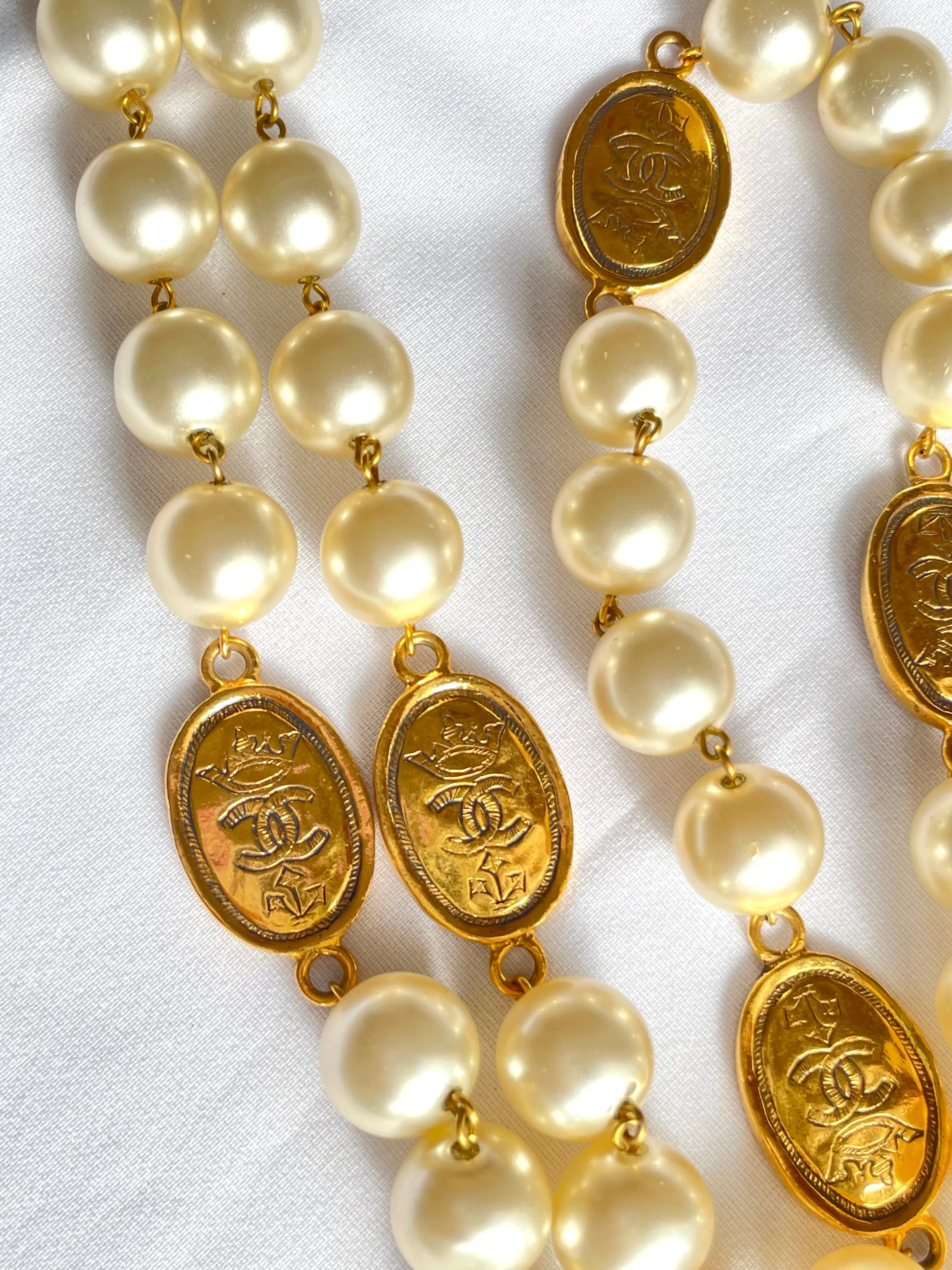Vintage CHANEL classic faux pearl necklace with oval CC coin charms. 041205bs7