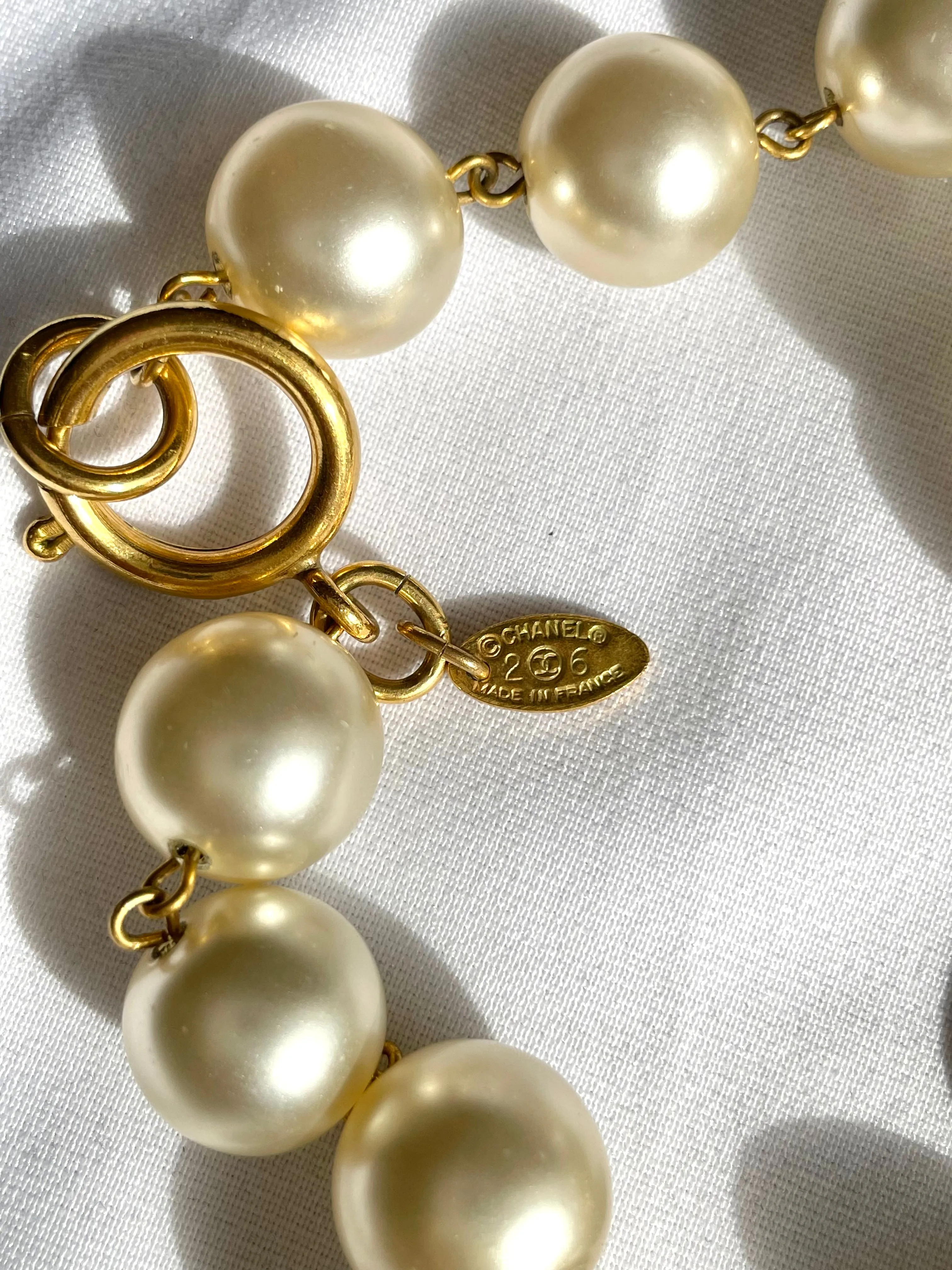 Vintage CHANEL classic faux pearl necklace with oval CC coin charms. 041205bs7