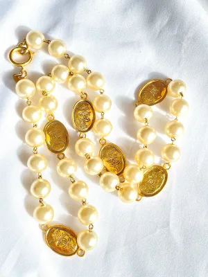 Vintage CHANEL classic faux pearl necklace with oval CC coin charms. 041205bs7