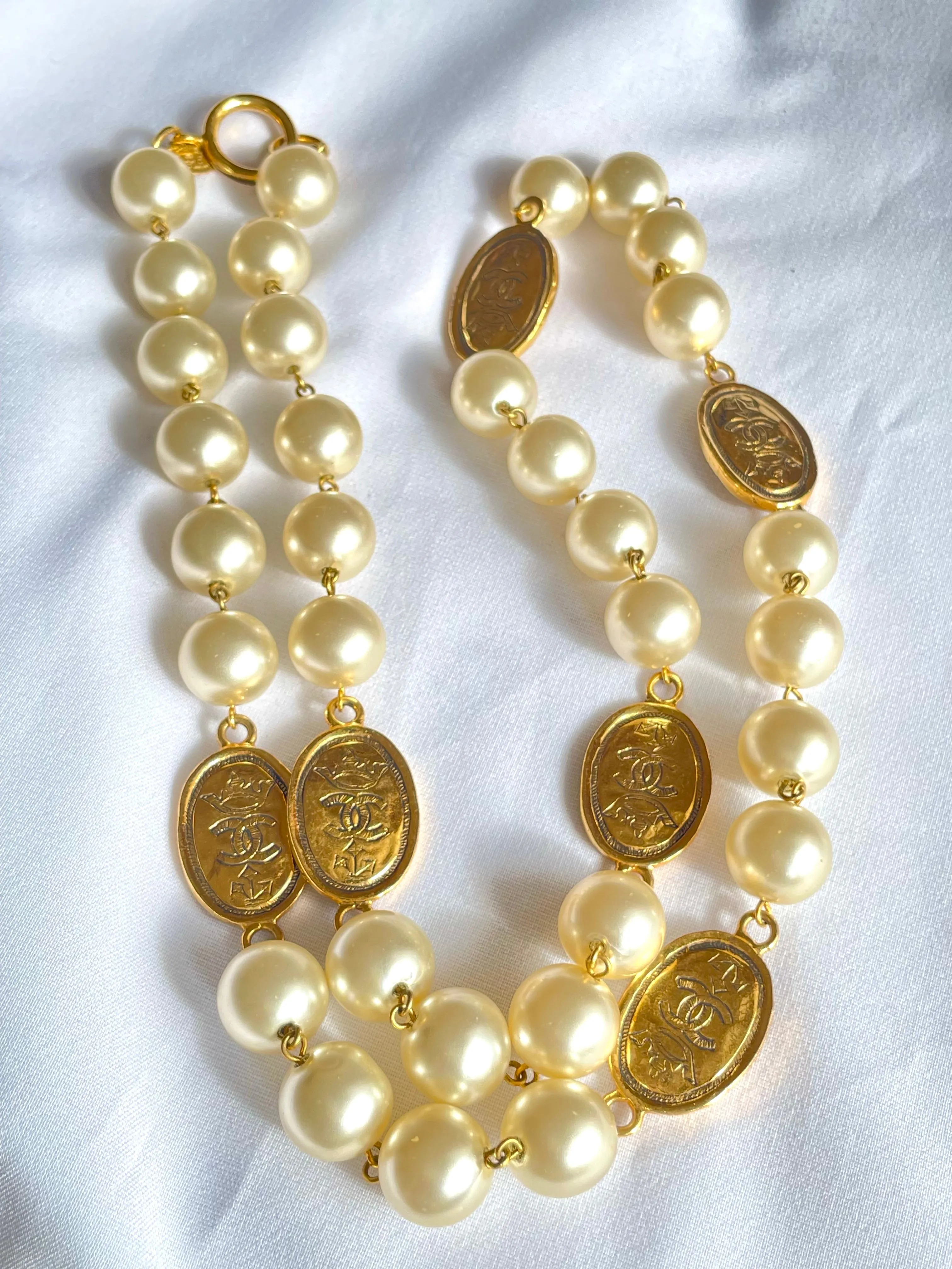 Vintage CHANEL classic faux pearl necklace with oval CC coin charms. 041205bs7