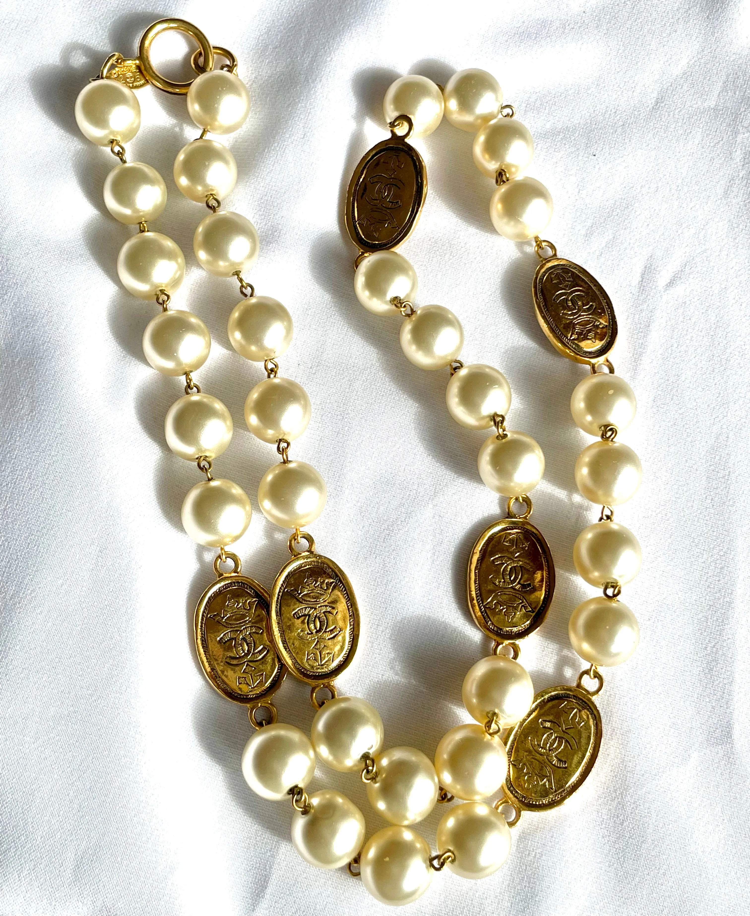 Vintage CHANEL classic faux pearl necklace with oval CC coin charms. 041205bs7
