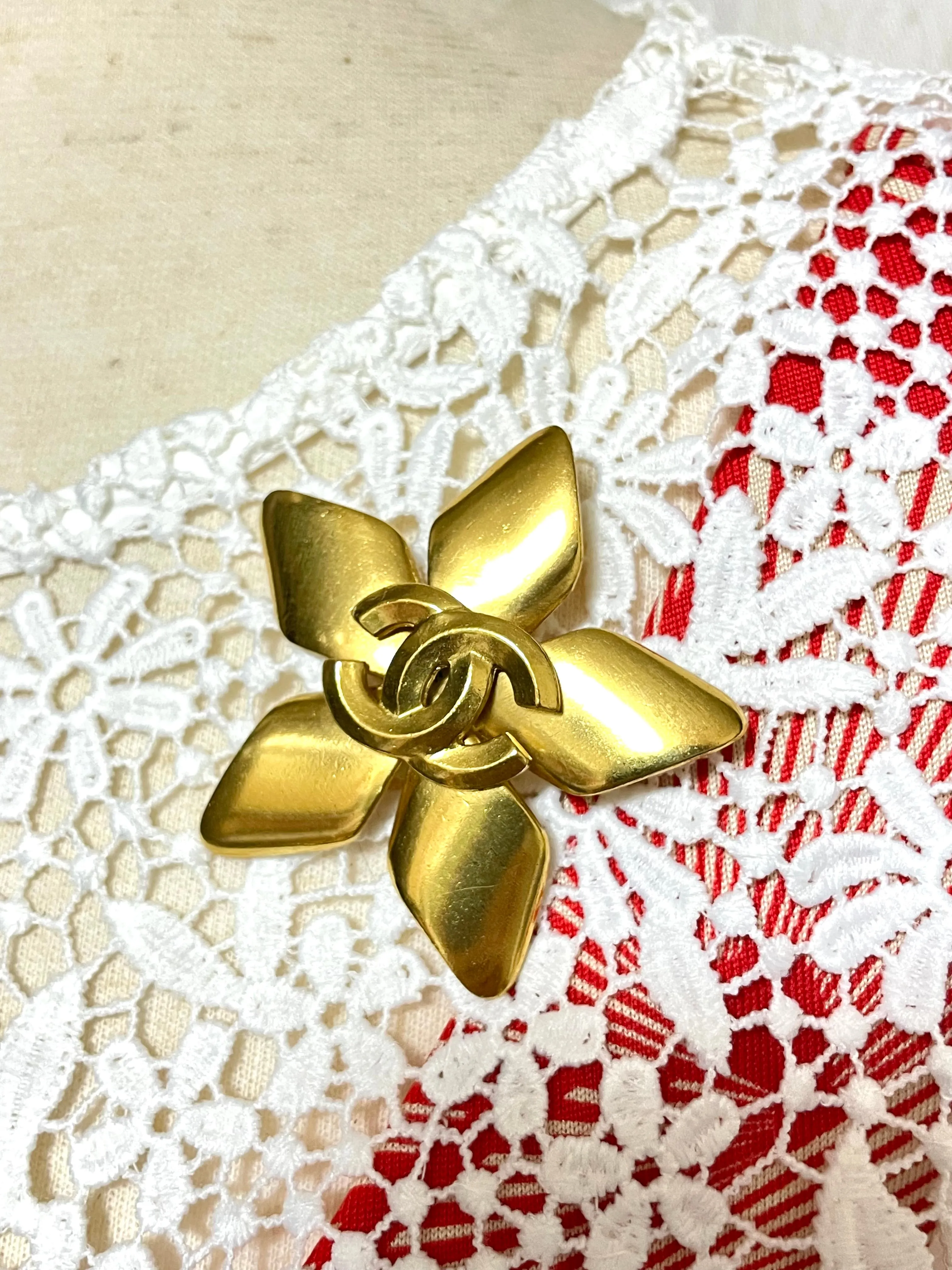 Vintage CHANEL Gold tone star, flower brooch with CC mark. Elegant and classic. Best vintage gift. 050817ys2