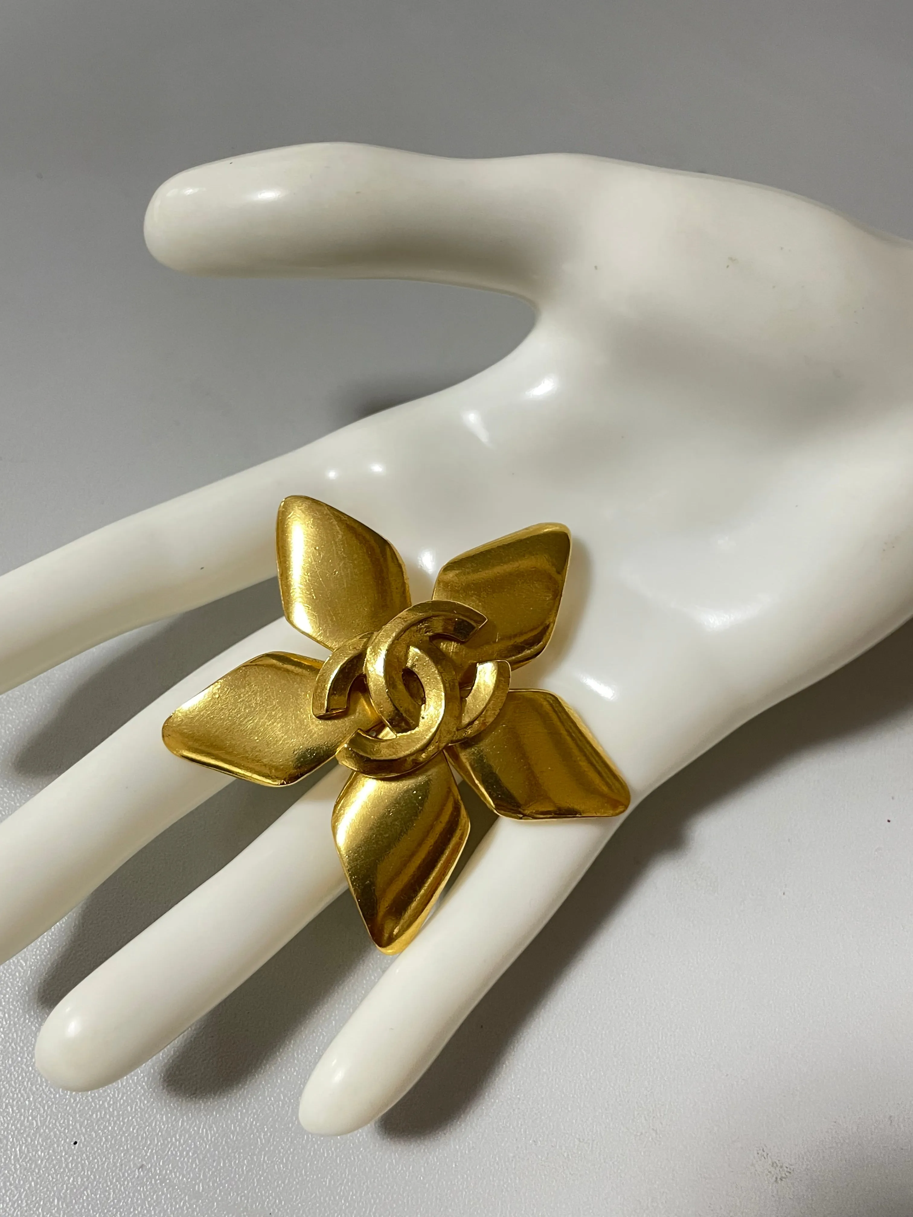 Vintage CHANEL Gold tone star, flower brooch with CC mark. Elegant and classic. Best vintage gift. 050817ys2