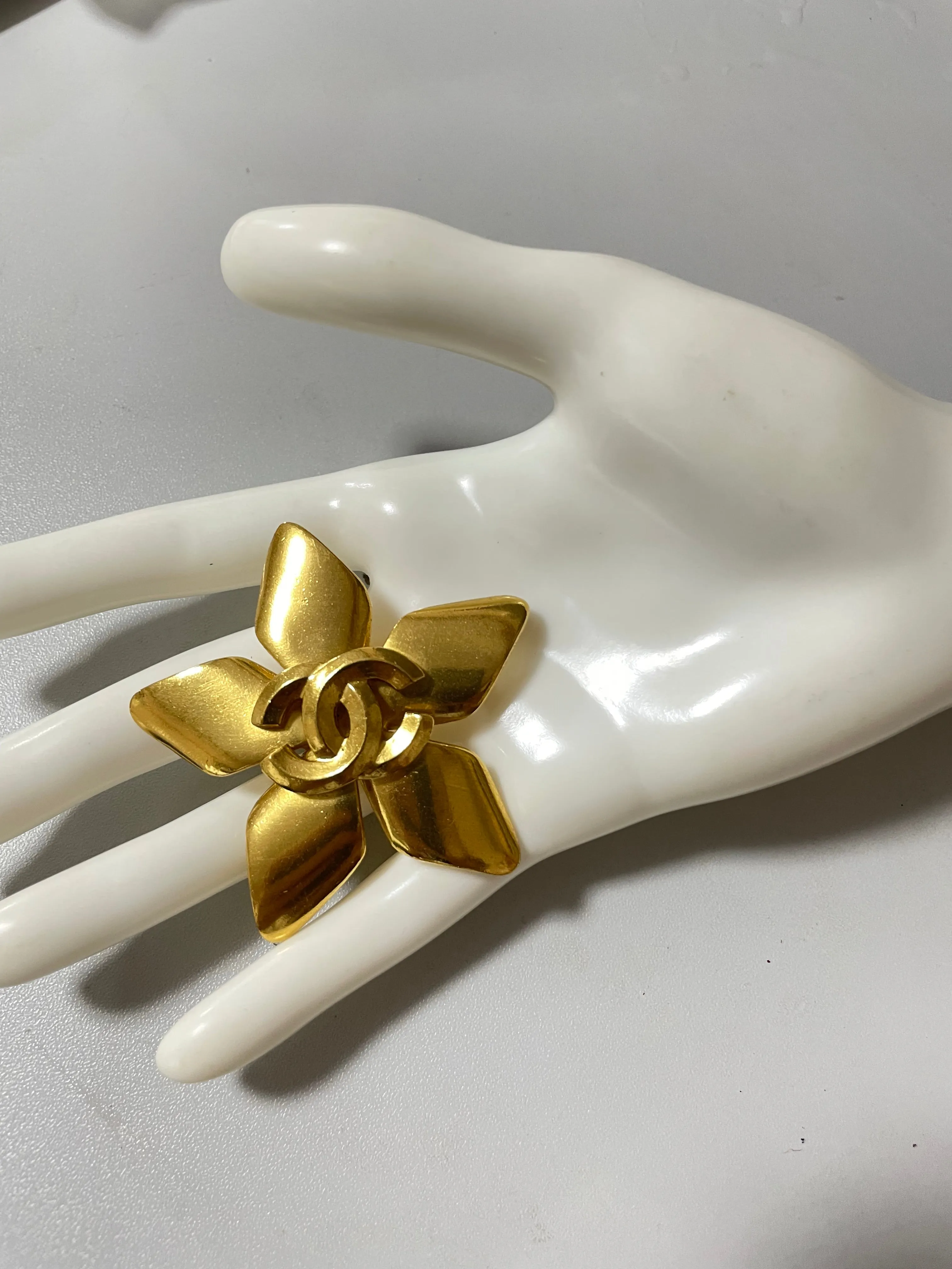 Vintage CHANEL Gold tone star, flower brooch with CC mark. Elegant and classic. Best vintage gift. 050817ys2