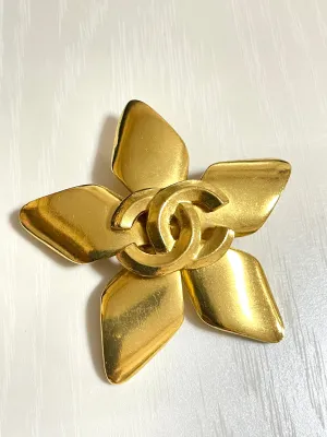 Vintage CHANEL Gold tone star, flower brooch with CC mark. Elegant and classic. Best vintage gift. 050817ys2