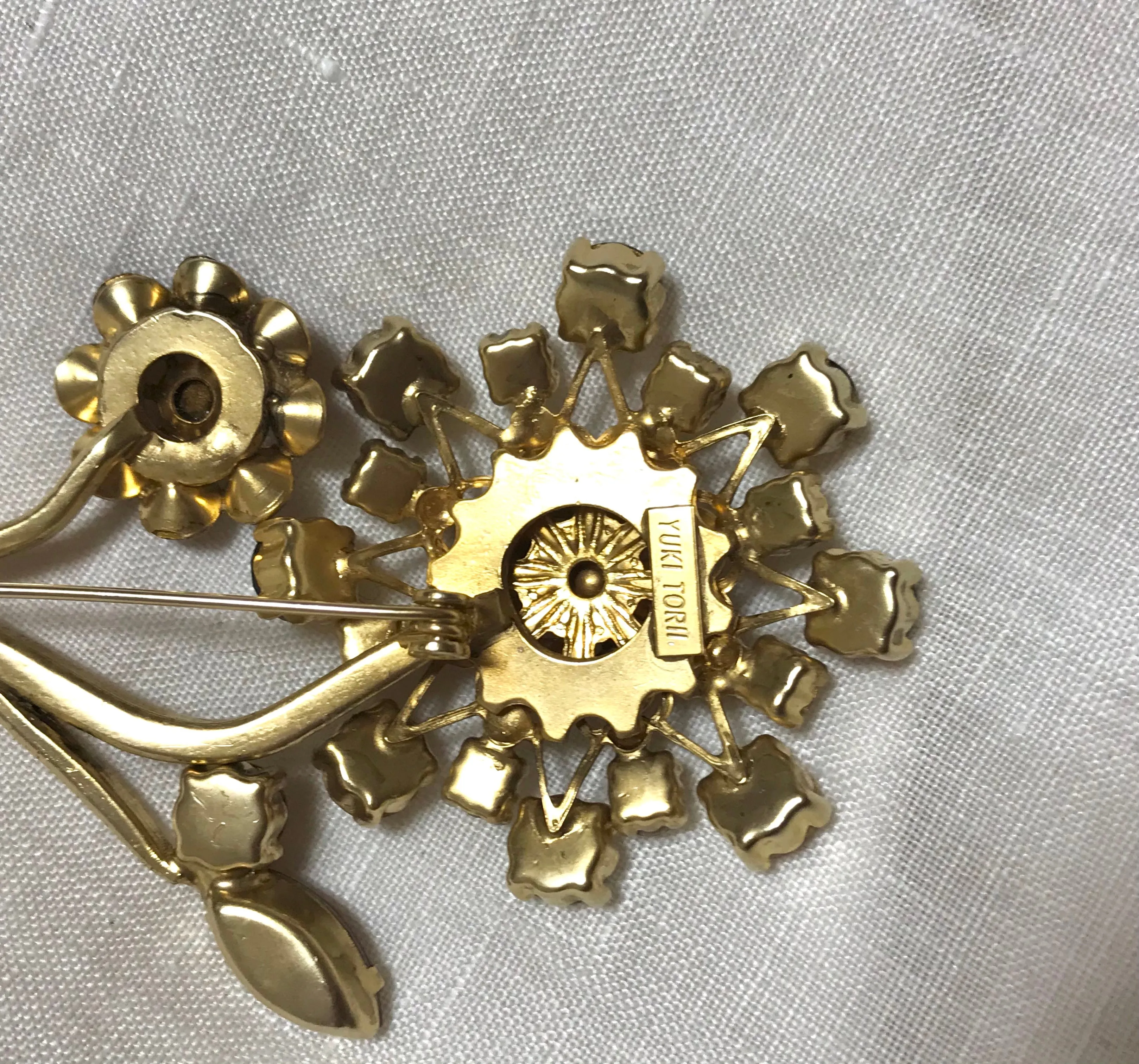 Vintage YUKI TORII crystal flower pin brooch. Good for jacket, hat, scarf etc. Elegant and classic. Best vintage gift.