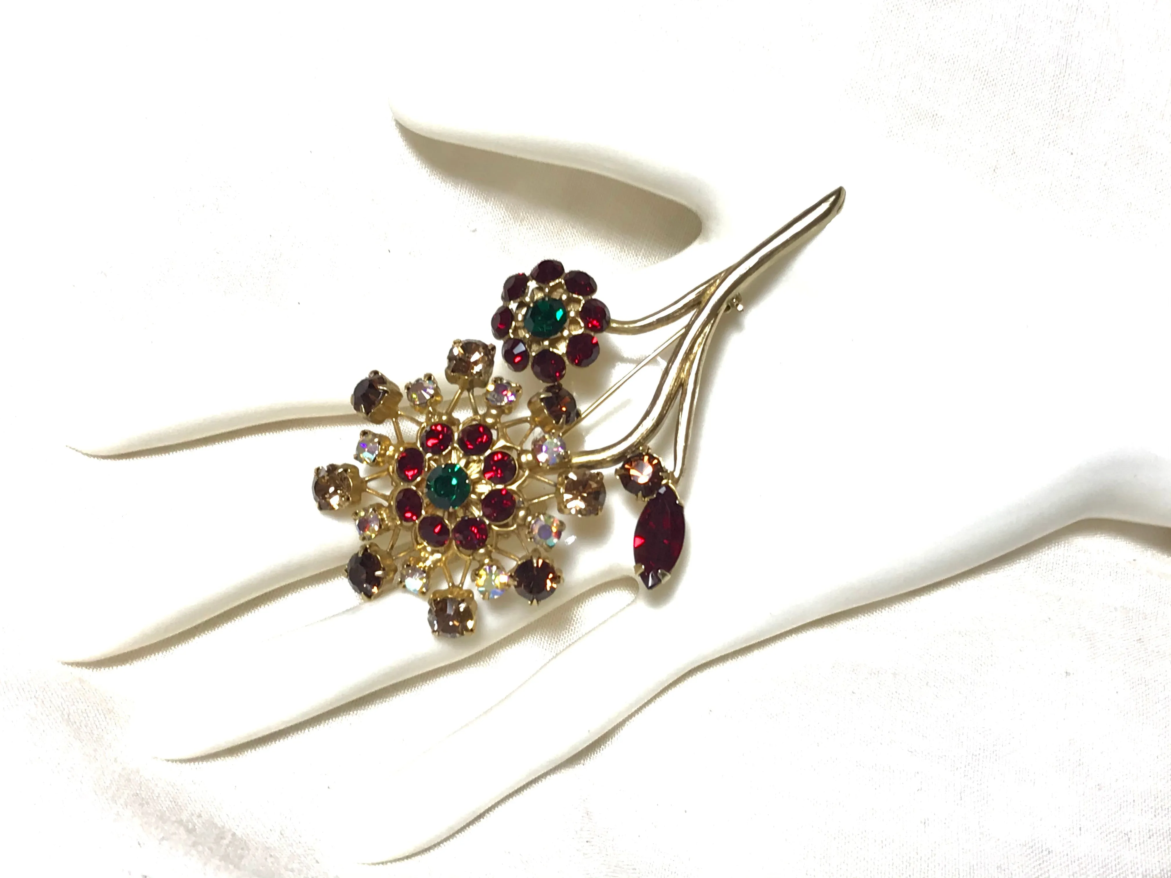 Vintage YUKI TORII crystal flower pin brooch. Good for jacket, hat, scarf etc. Elegant and classic. Best vintage gift.